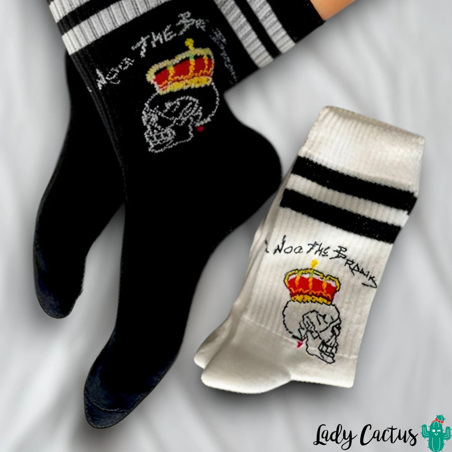 Calcetines King Skull blancos con motivos calavera coronada de Noc The Brand para toque rebelde colorido