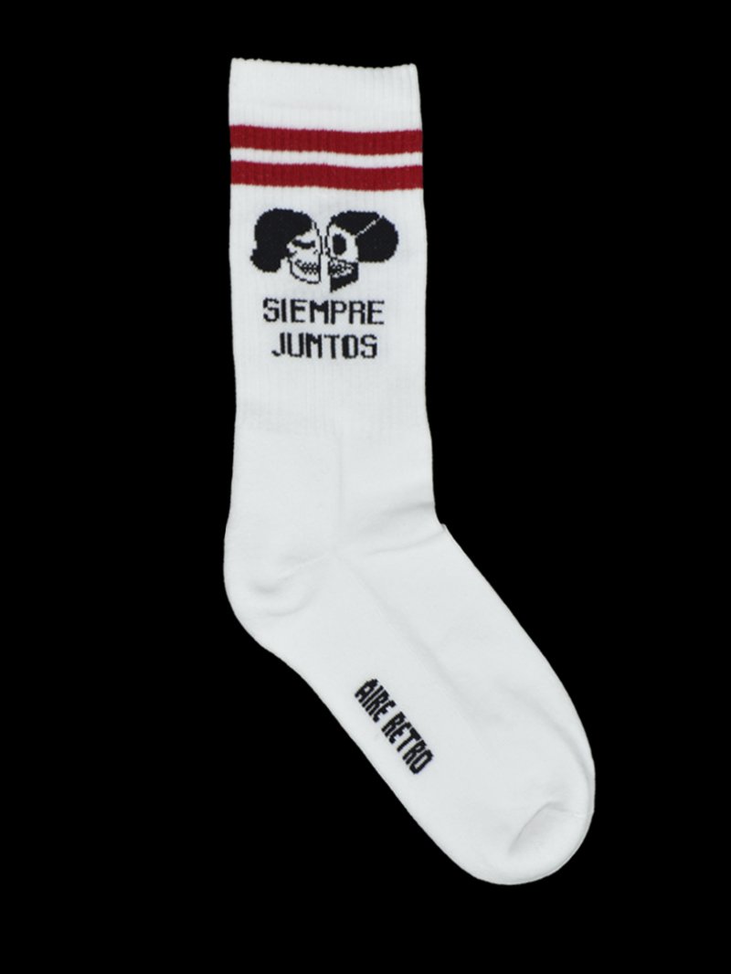Calcetines deportivos de color blanco con mensaje Siempre Juntos de Aire Retro.