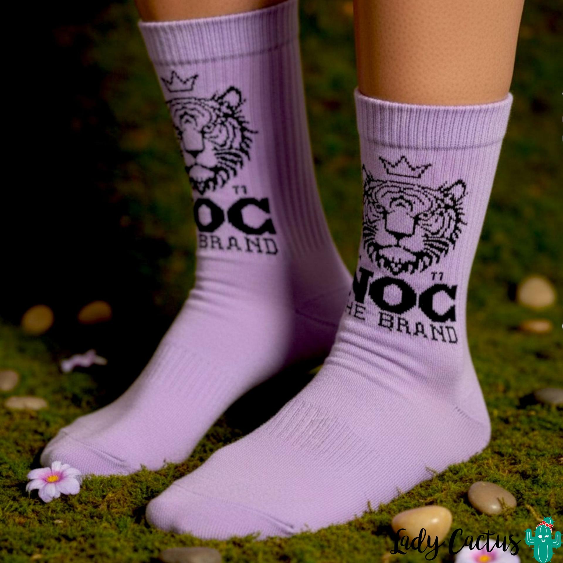 Calcetines Tiger lila en diseño unisex versátil de Noc the Brand