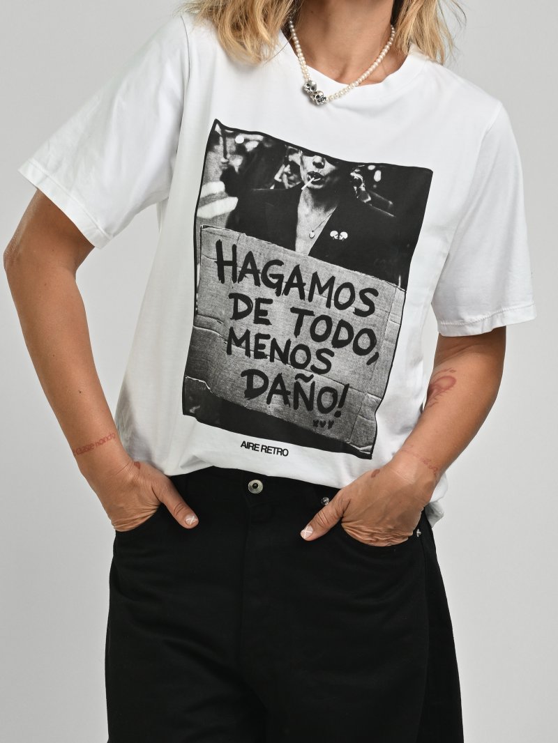 Camiseta blanca "Hagamos de todo" de Aire Retro