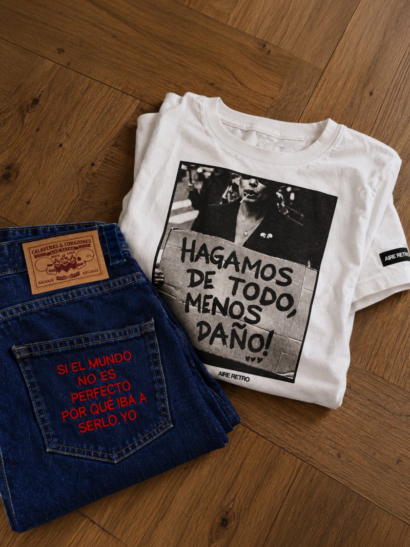 Camiseta blanca "Hagamos de todo" de Aire Retro