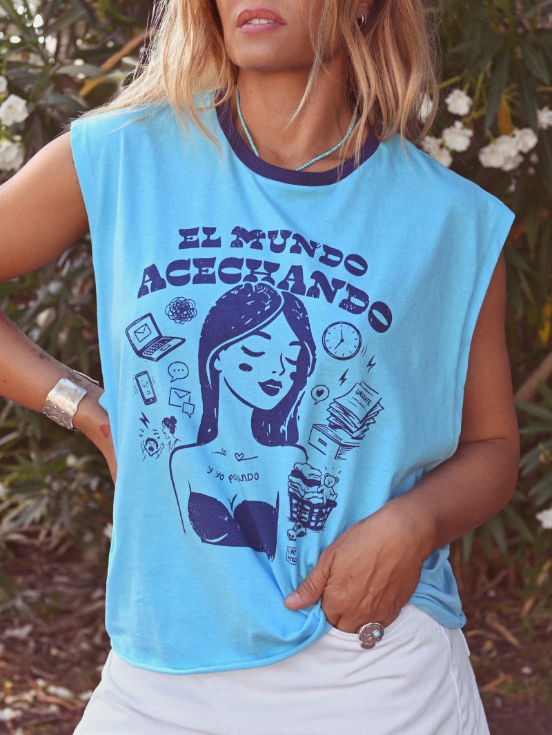 Camiseta chica "Acechando" de Aire Retro