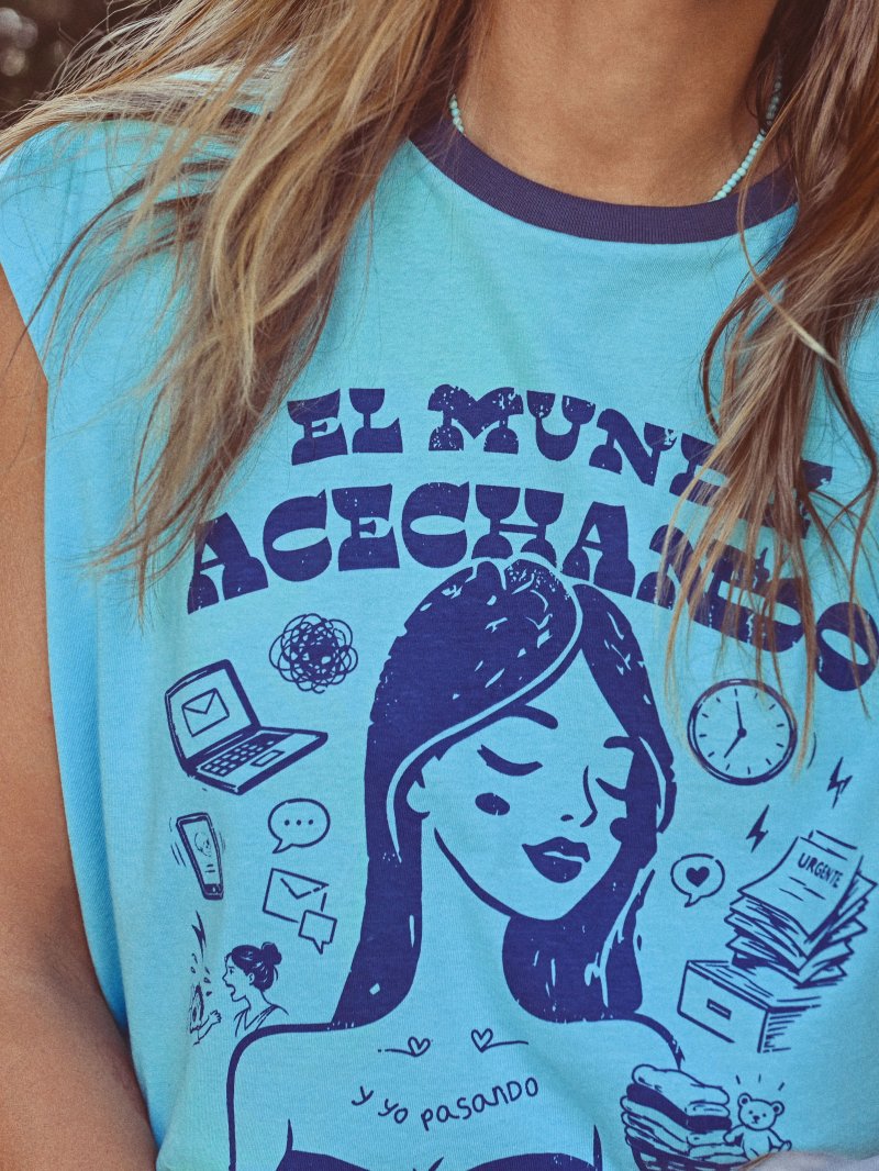 Camiseta chica "Acechando" de Aire Retro