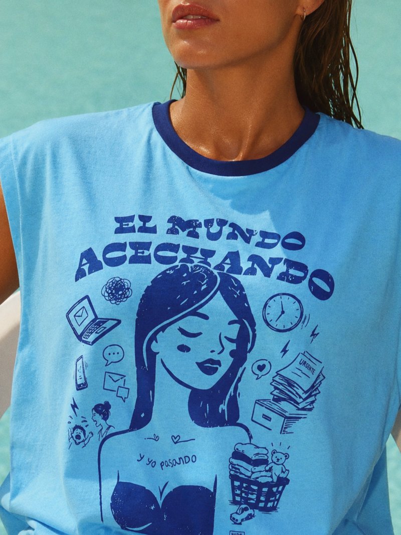 Camiseta chica "Acechando" de Aire Retro