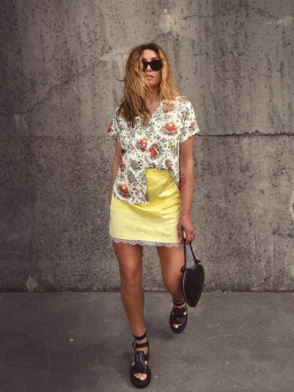 Estampado exclusivo Agnes con flores y calaveras bordadas