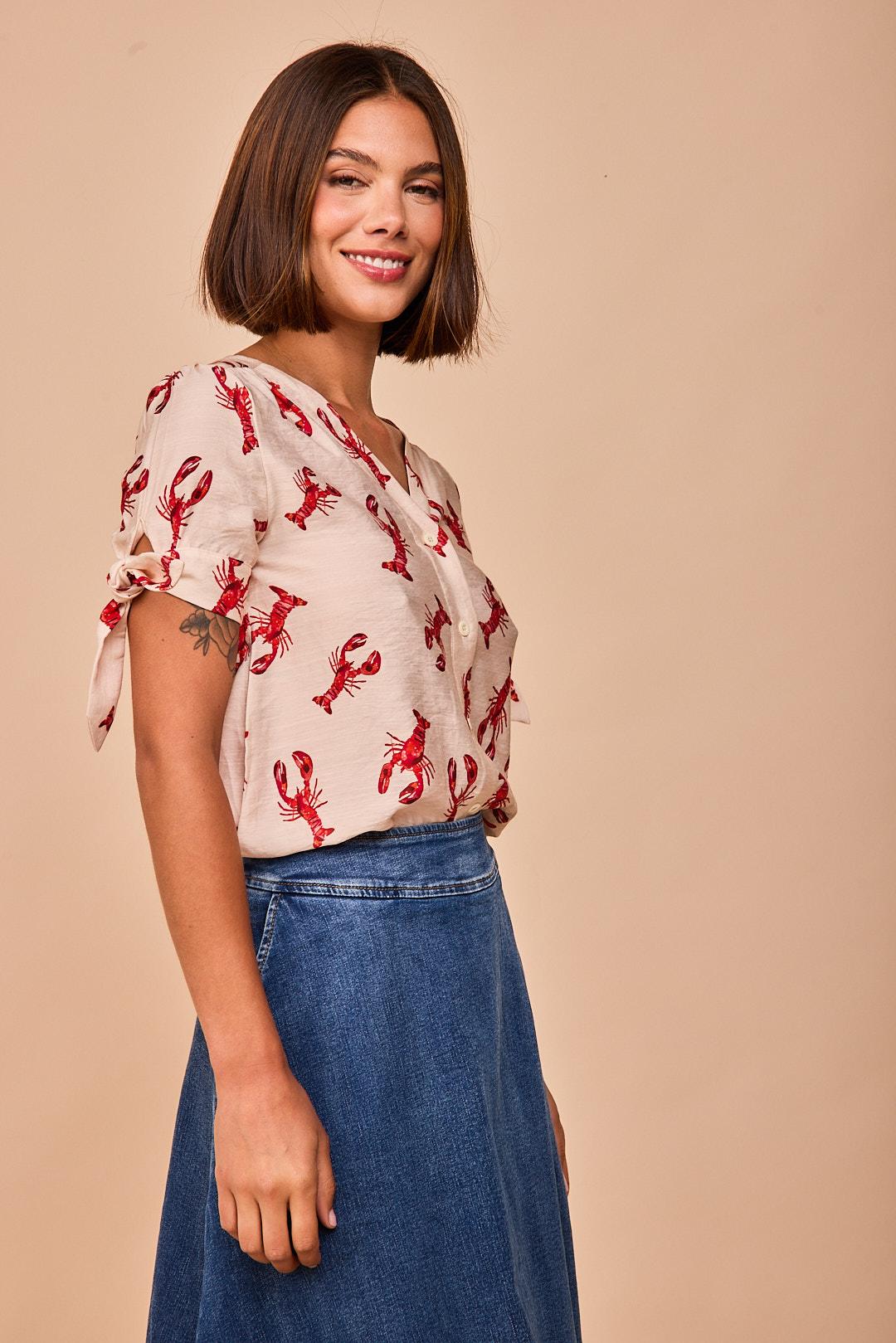 Blusa de mujer con diseño de mangas abullonadas románticas.