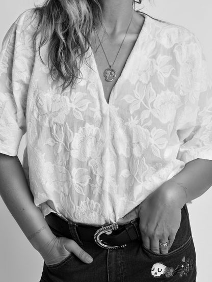 Camisa de mujer ancha y cómoda con bordados en relieve