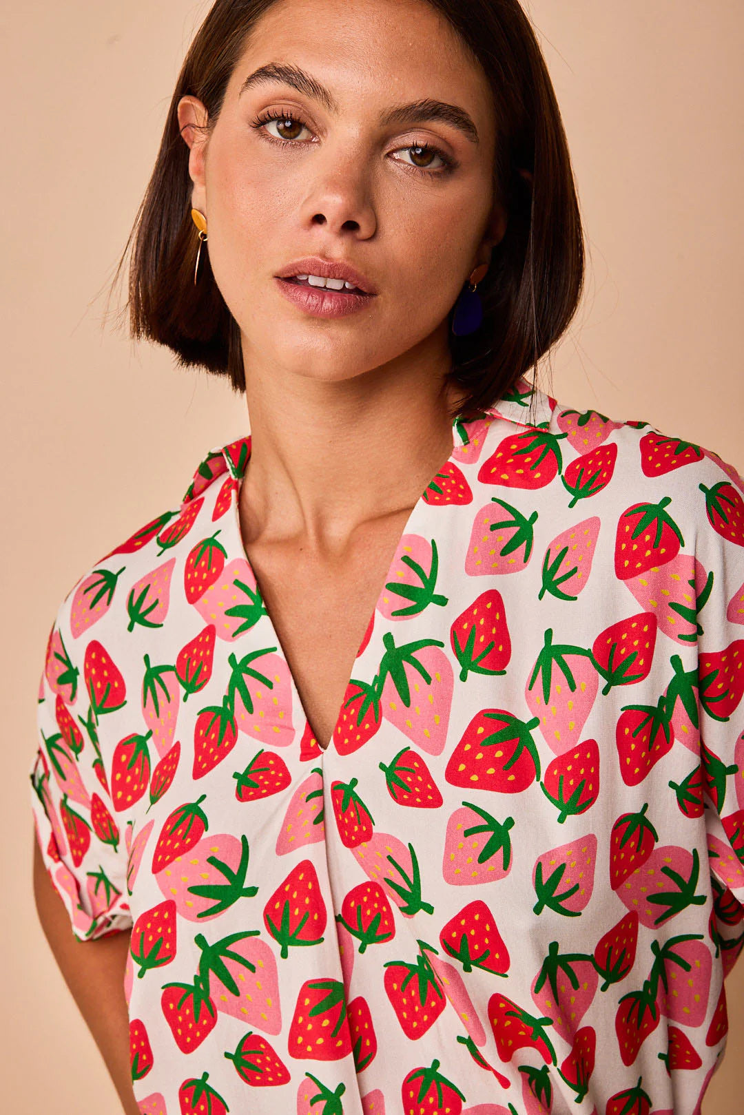 Camisa de manga corta caída con estampado de fresas modelo Zumaia de Smile Vestidor.