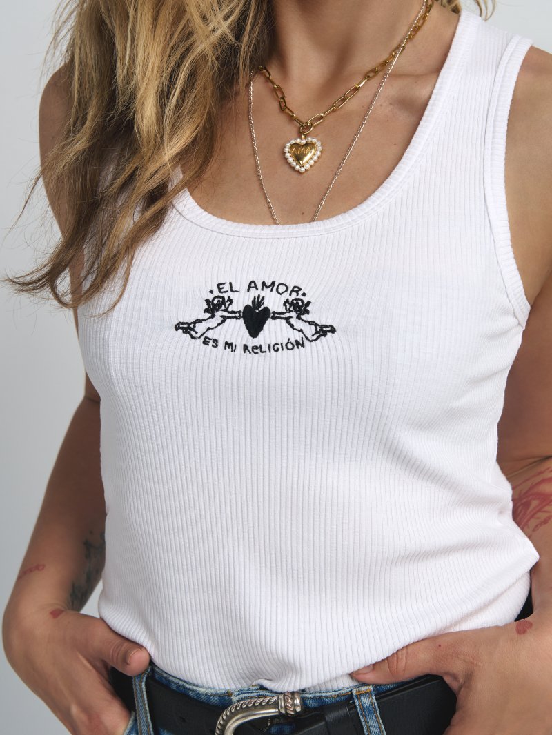 Bordado central en camiseta de la marca Aire Retro con mensaje sofisticado