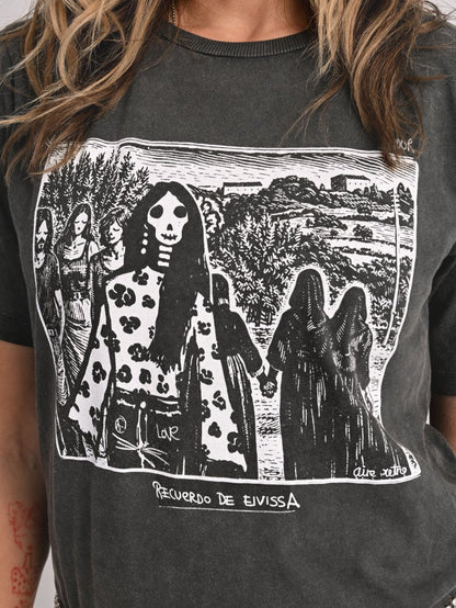 Camiseta gris estilo vintage con efecto desteñido irregular y tacto suave.