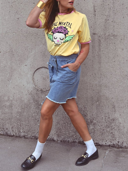 Camiseta amarilla con ilustración frontal Paz Mental de Aire Retro.