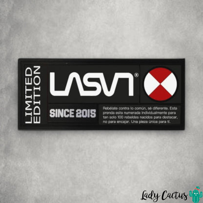 Camiseta Baby con logo engomado cosido de Lasal para detalle auténtico