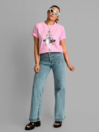 Camiseta rosa de la marca Aire Retro con ilustración de esqueleto ballet en foil plata.