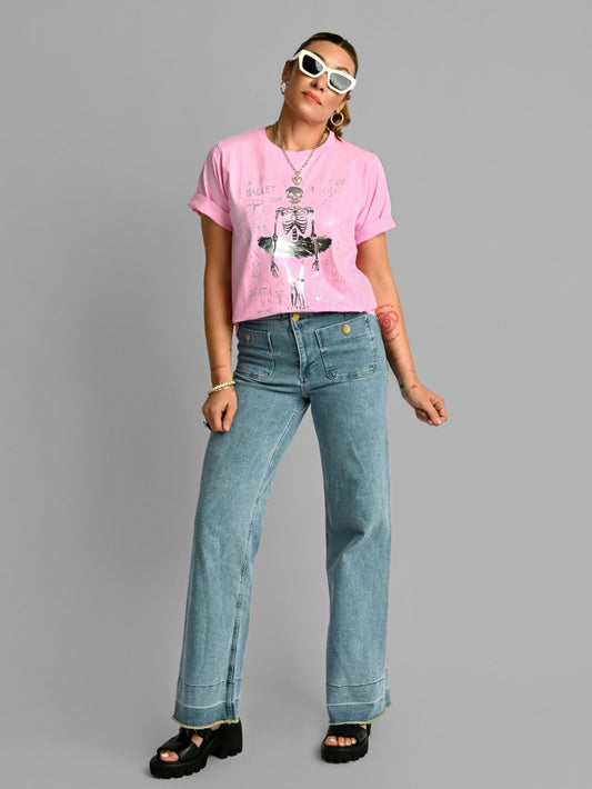 Camiseta rosa de la marca Aire Retro con ilustración de esqueleto ballet en foil plata.