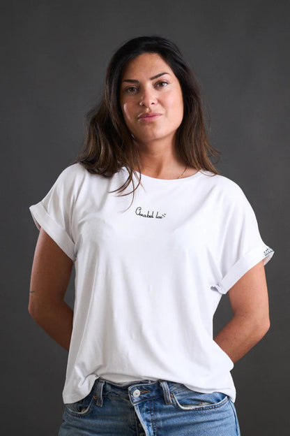 Camiseta básica blanca oversize modelo Actitud + de Anabel Lee.