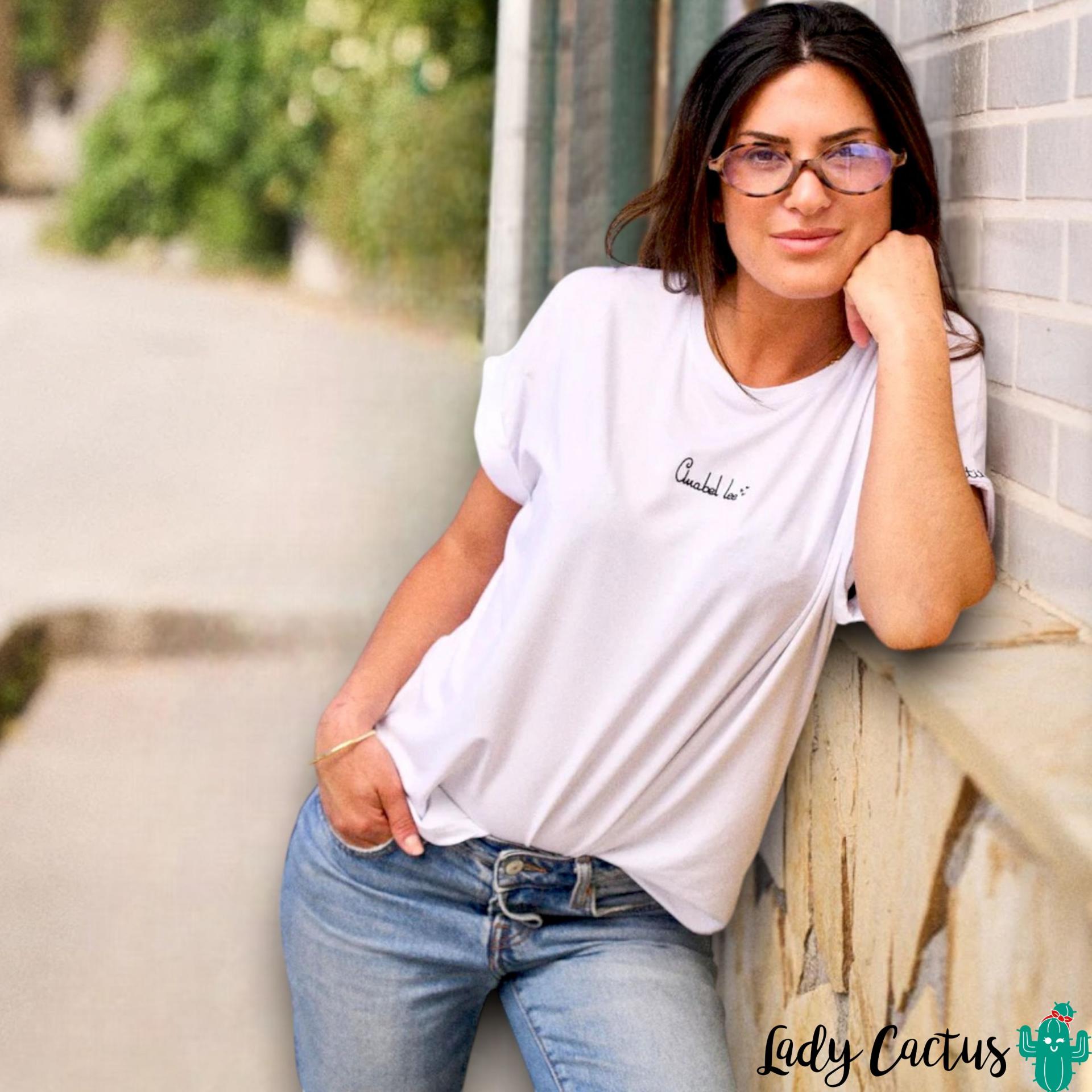 Camiseta Básica Blanca Actitud + de Anabel Lee en Lady Cactus con oversize elegante y bordado emocional