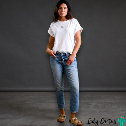 Camiseta Básica Blanca Actitud + con bordado "Actitud +" de Anabel Lee para toque distinguido