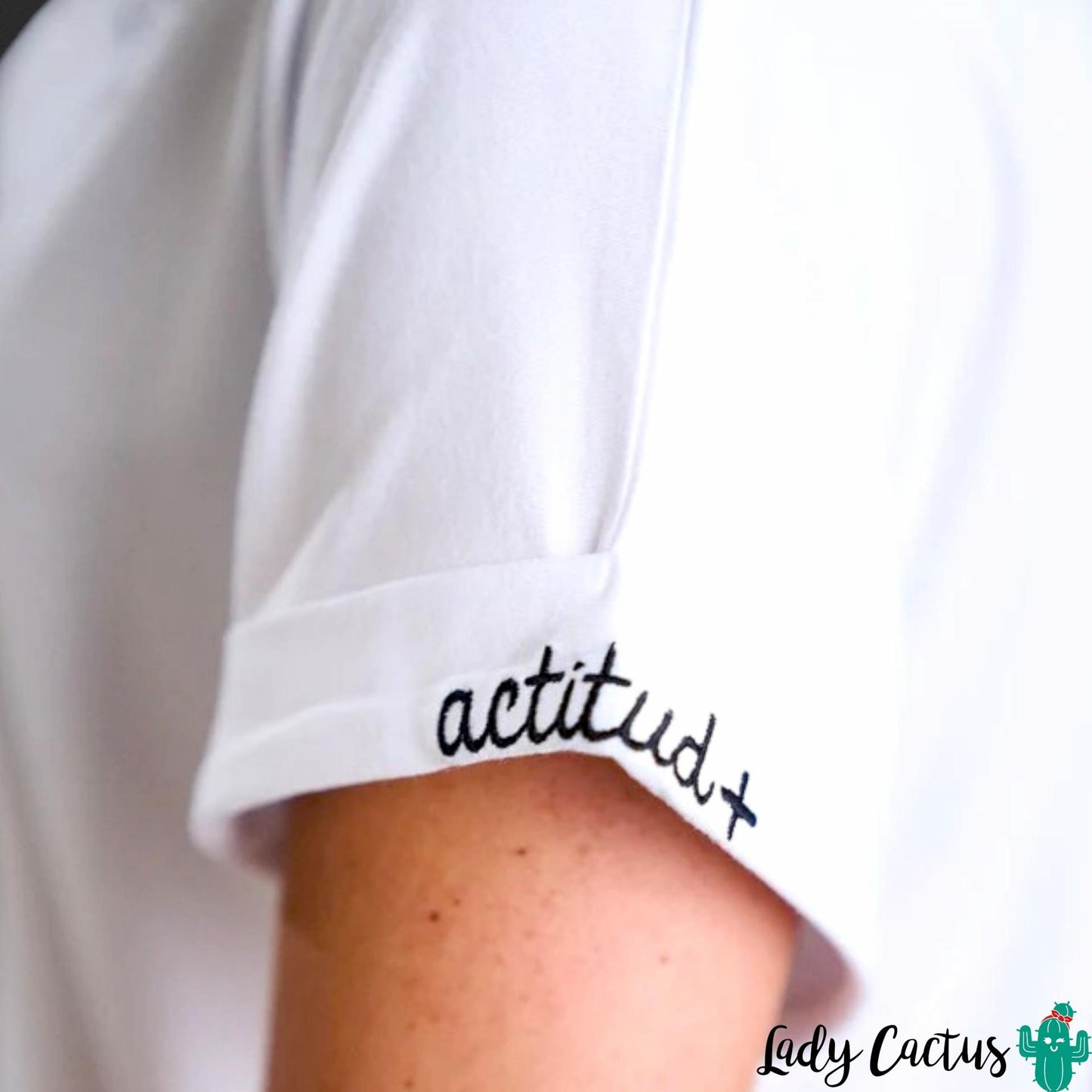 Camiseta Básica Blanca Actitud + en moda urbana con alma Anabel Lee en Lady Cactus