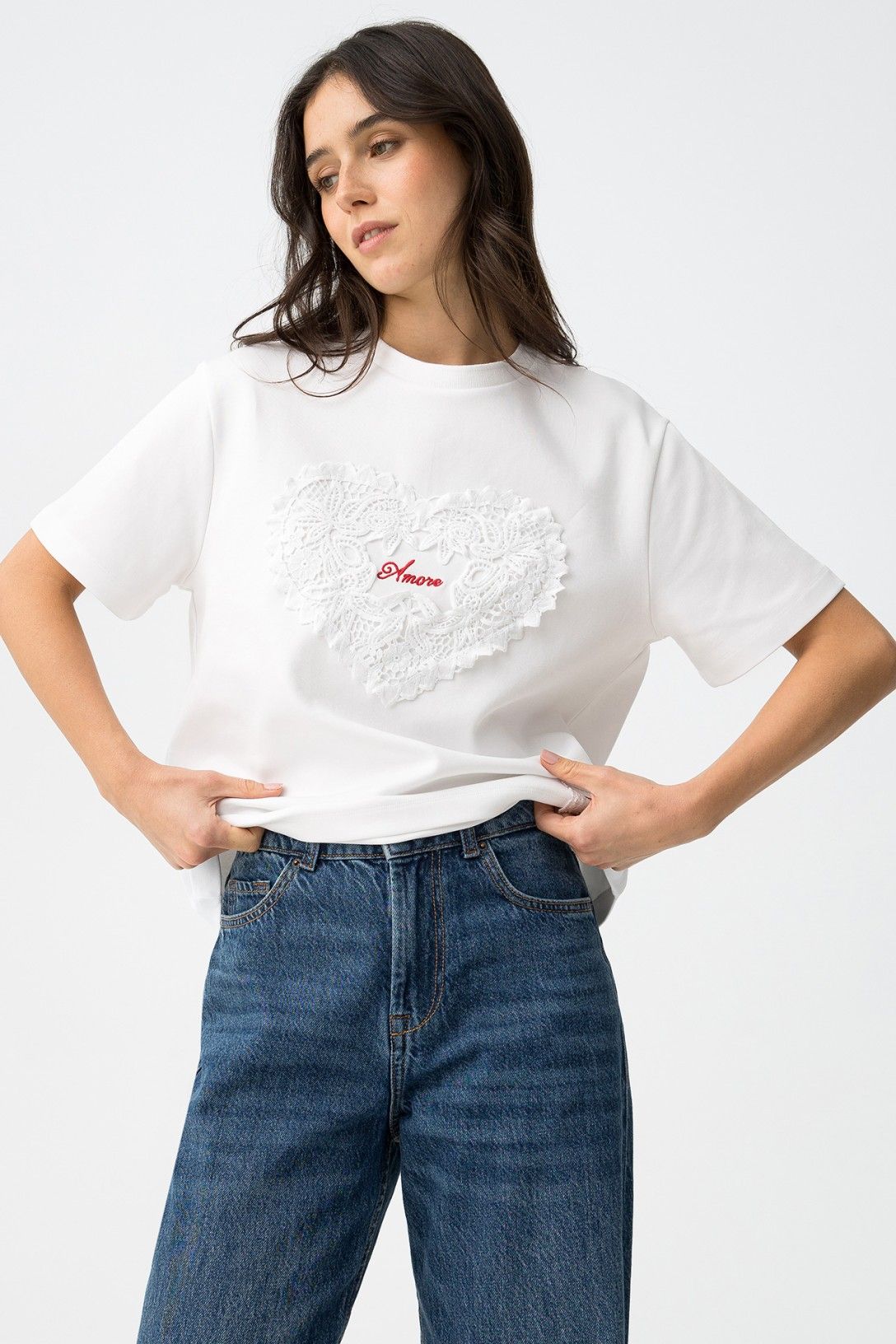 Camiseta con corazón en relieve estilo casual romántico