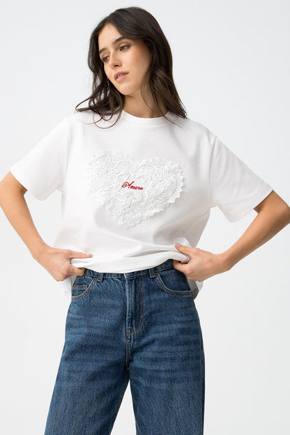 Camiseta con corazón en relieve estilo casual romántico