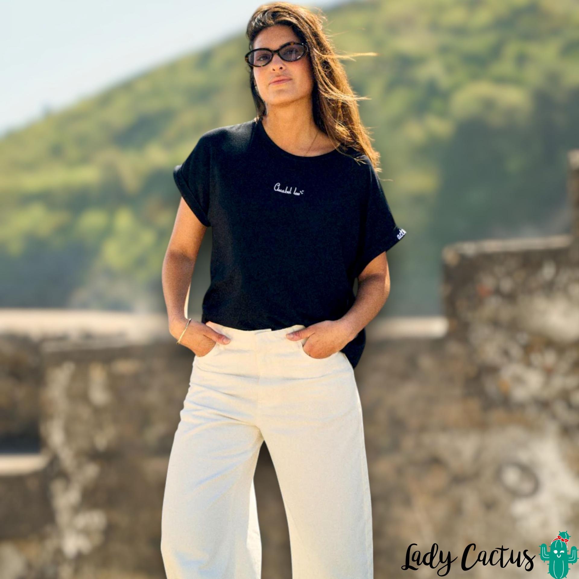 Camiseta Básica Negra Actitud + de Anabel Lee en Lady Cactus con oversize refinado y bordado emocional