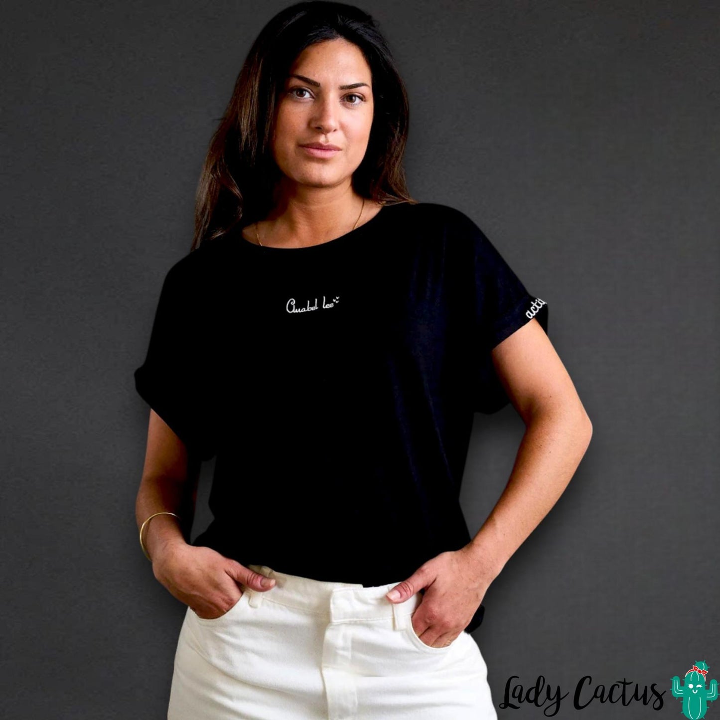 Camiseta Básica Negra Actitud + con bordado "Actitud +" de Anabel Lee para toque sofisticado