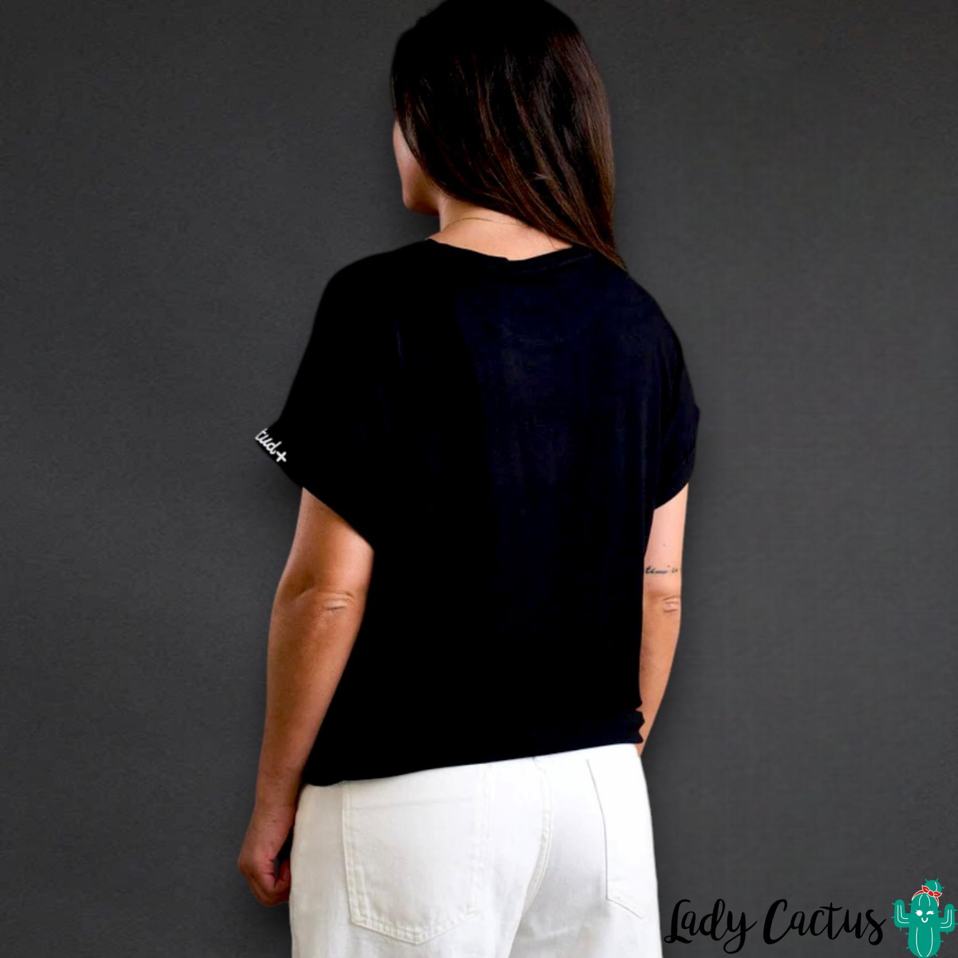 Camiseta Básica Negra Actitud + para looks urbanos de Anabel Lee