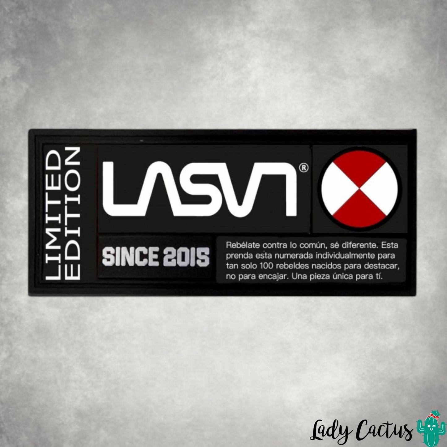 Camiseta Cat blanca con logo engomado cosido para detalle auténtico