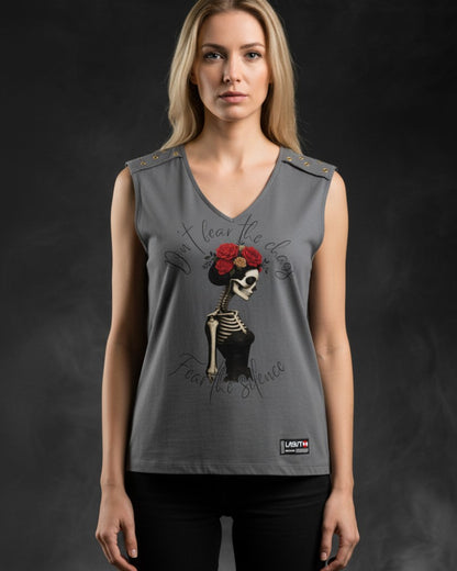Camiseta Chaos de LASAL gris sin mangas y cuello pico