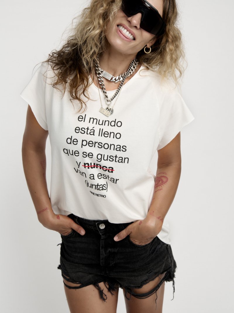 Camiseta básica de cuello redondo en color blanco modelo Personas de Aire Retro.