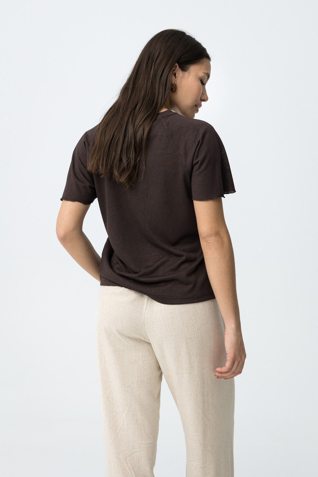 Camiseta con cuello redondo clásico y moderno en color chocolate.