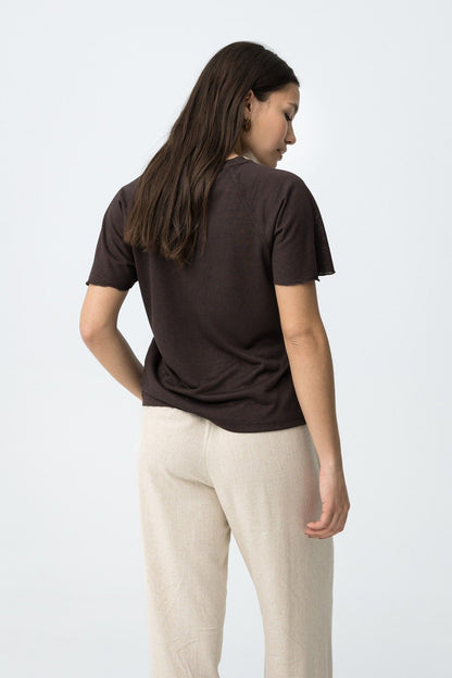 Camiseta con cuello redondo clásico y moderno en color chocolate.