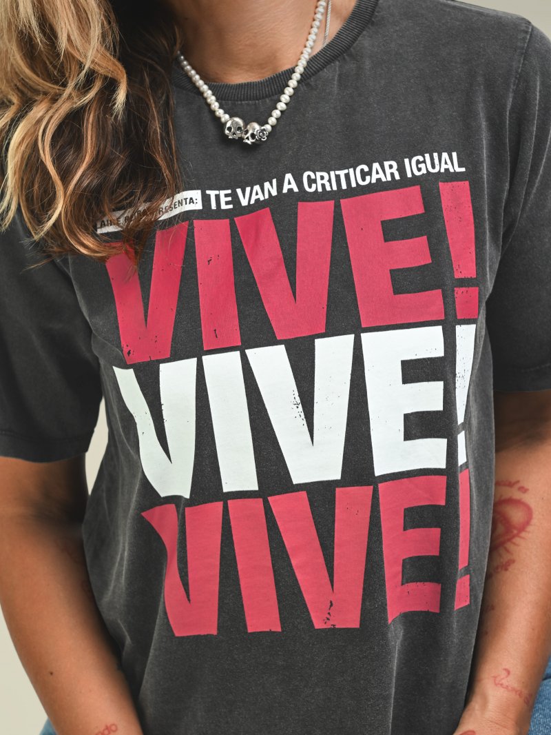 Camiseta "Vive" fade out de Aire Retro