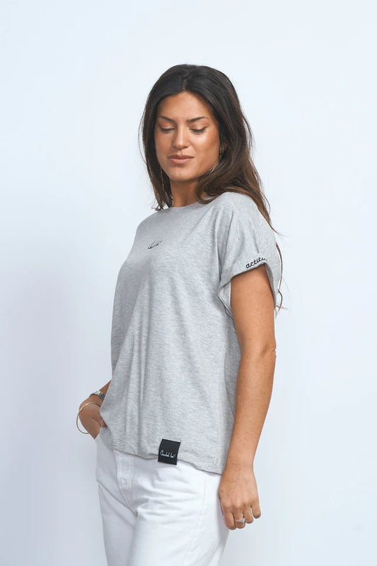 Camiseta gris básica de corte oversize marca Anabel Lee.