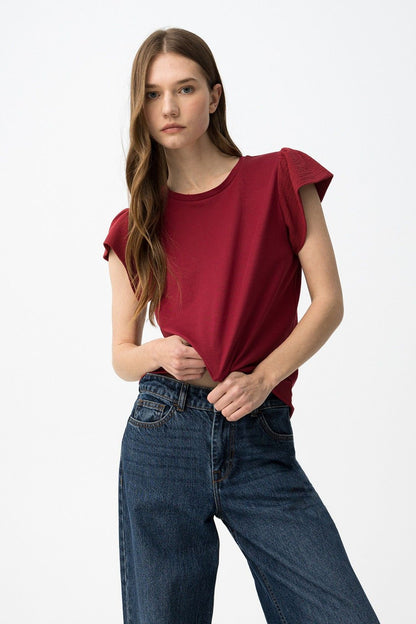 Camiseta roja frambuesa con frunces en hombros modelo Kira de Tiffosi