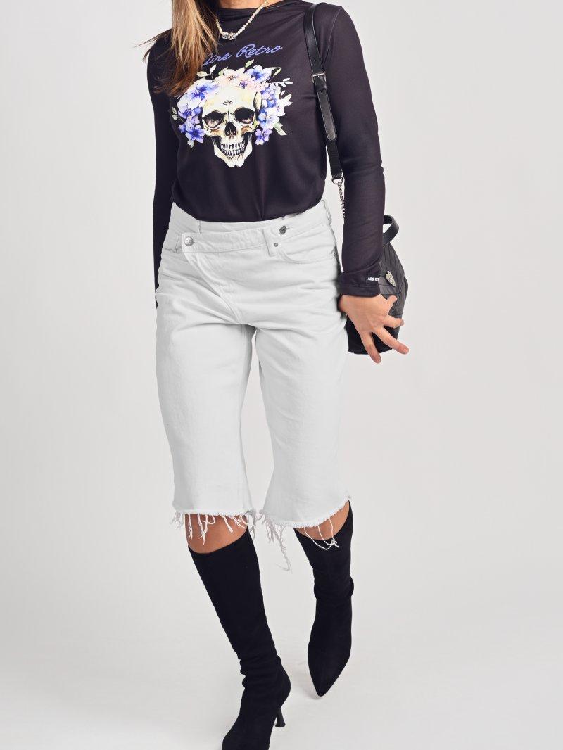 Camiseta negra básica de ajuste natural ideal para conjuntos de estilo casual.