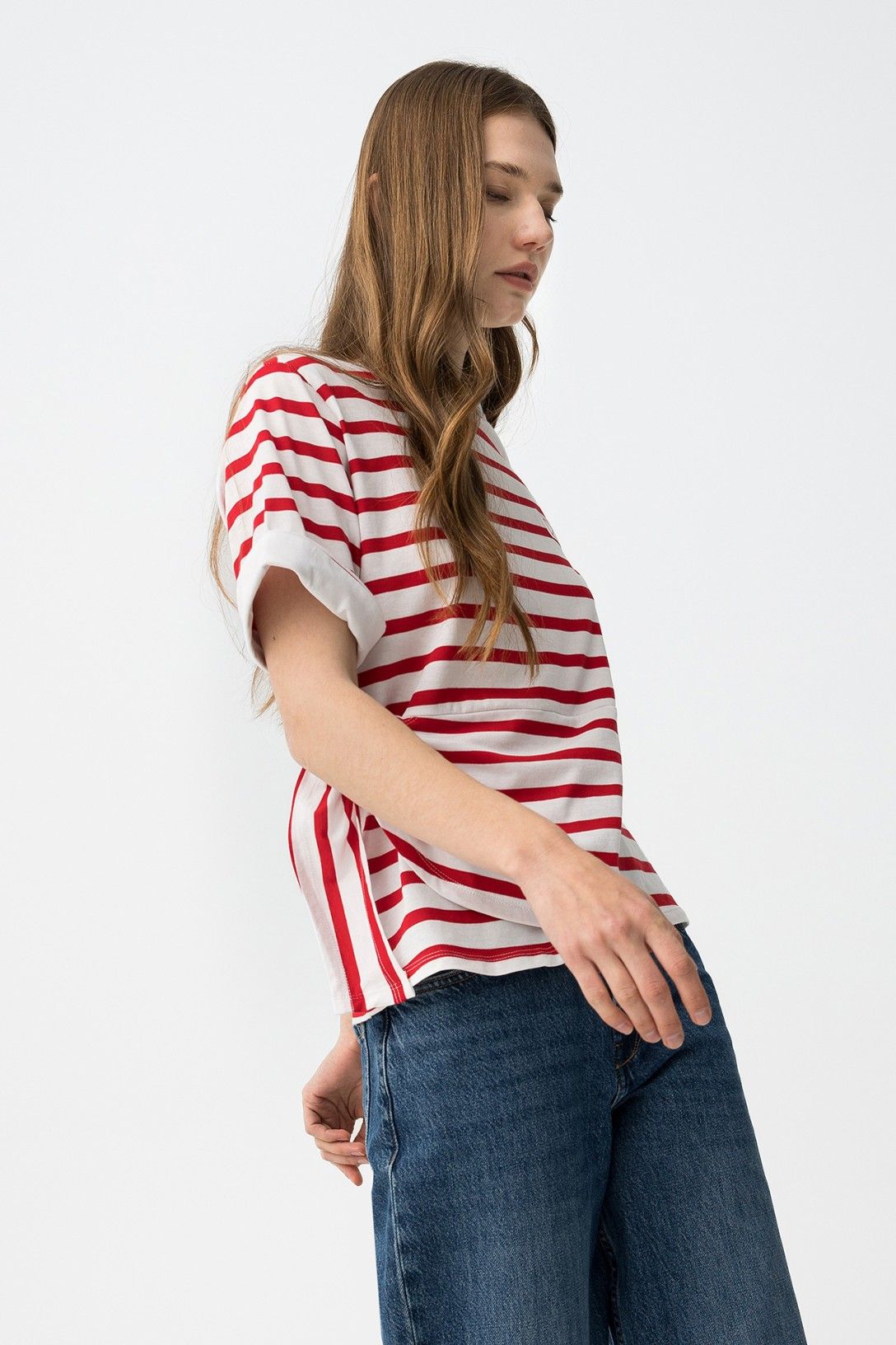 Detalle del cuello y tejido de la camiseta Amora rayas