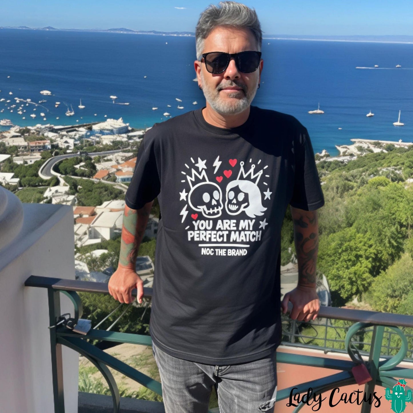 Camiseta over Capri Perfect Match de Noc The Brand en Lady Cactus con print calaveras entrelazadas y conexiones urbanas