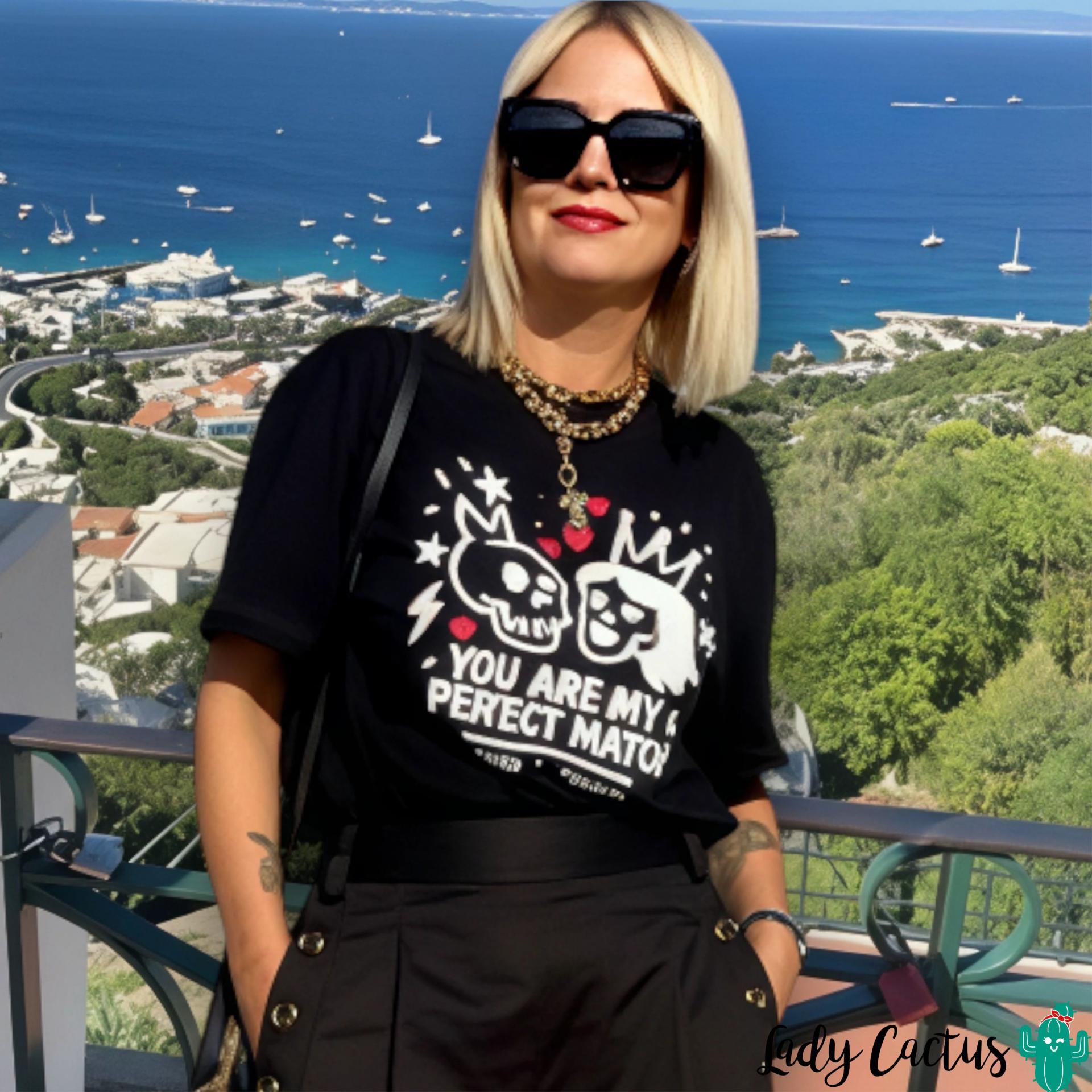 Camiseta over Capri con ilustración calaveras coronadas de Noc The Brand para toque punk romántico