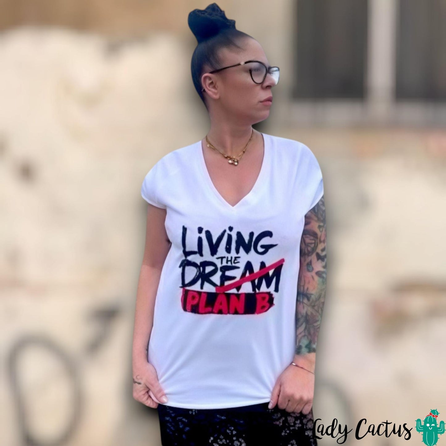 Camiseta over Plan B con cuello pico favorecedor de Noc The Brand para versatilidad diaria