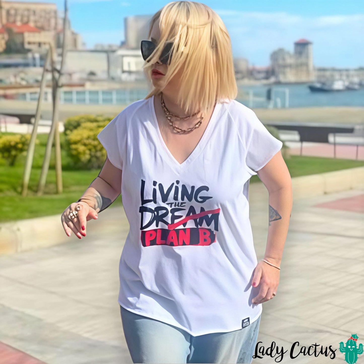 Camiseta over Plan B con doble mensaje "living the dream" de Noc The Brand para toque rebelde dinámico