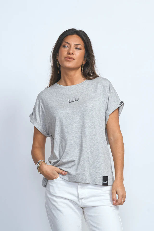 Modelo Sofia con camiseta gris Anabel Lee en talla S.