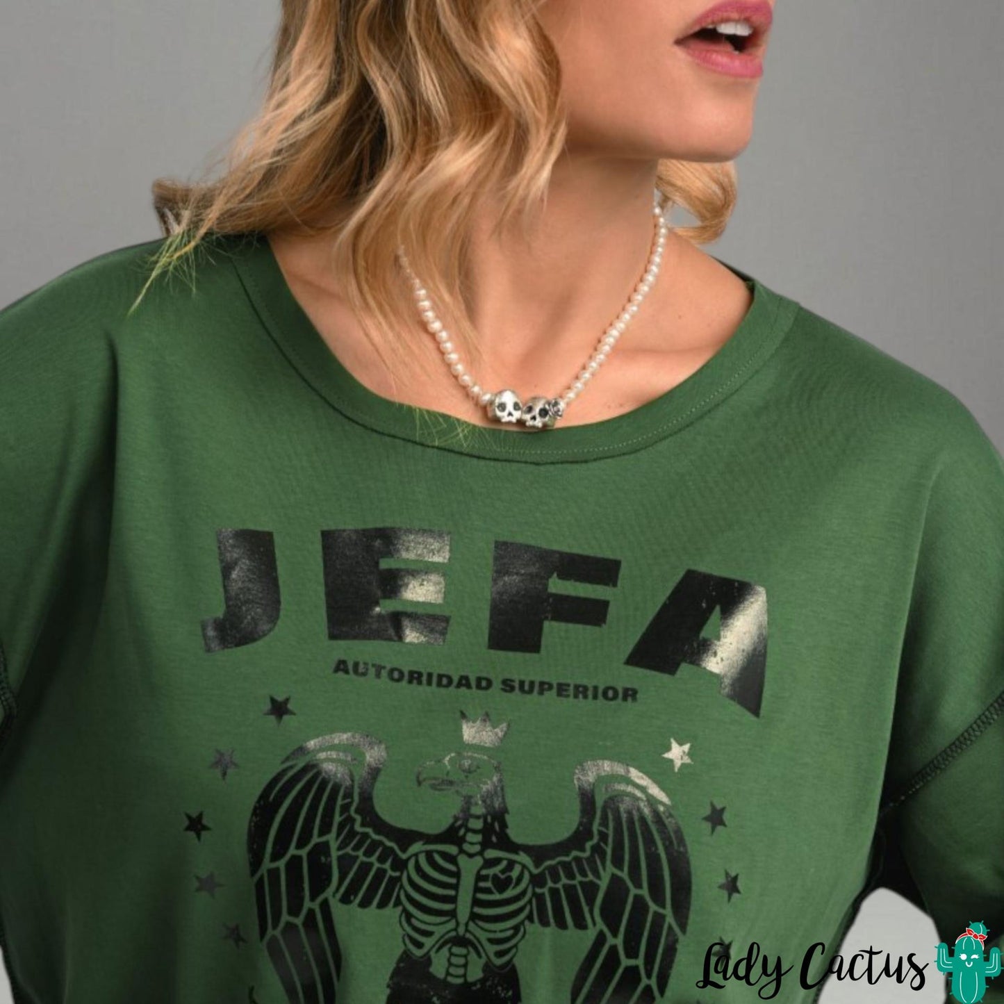 Camiseta Jefa Verde de Aire Retro con oversize militar y foil plata