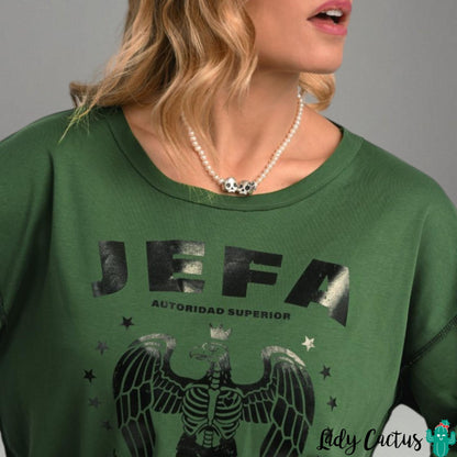 Camiseta Jefa Verde de Aire Retro con oversize militar y foil plata