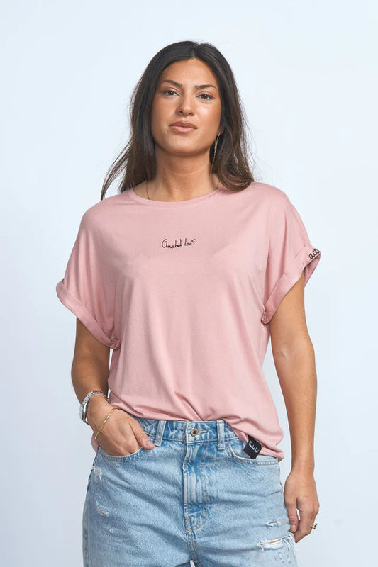 Camiseta rosa de corte oversize con mensaje Actitud Positiva de Anabel Lee.