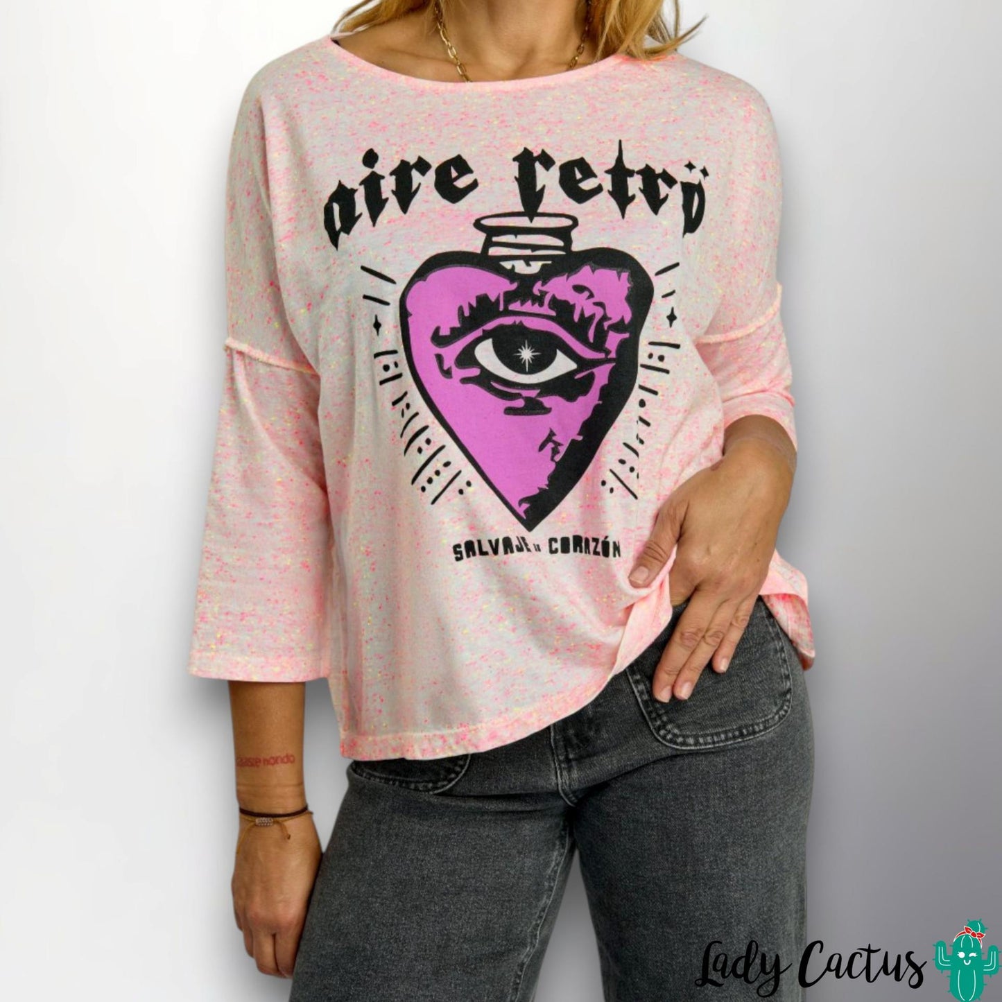 Camiseta Salvaje de Corazón Rosa de Aire Retro en Lady Cactus