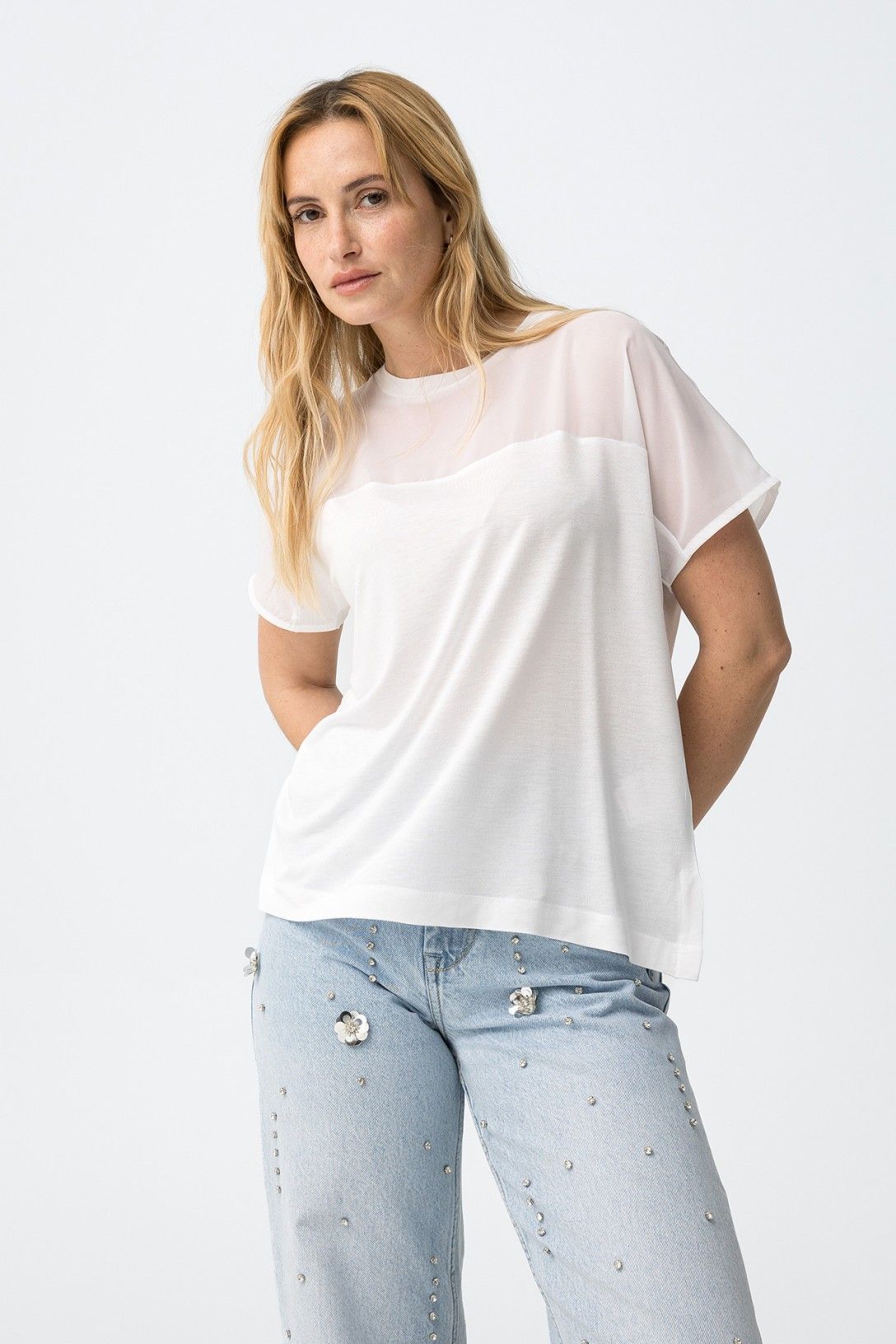 Camiseta blanca fluida con detalle de transparencia de Tiffosi.