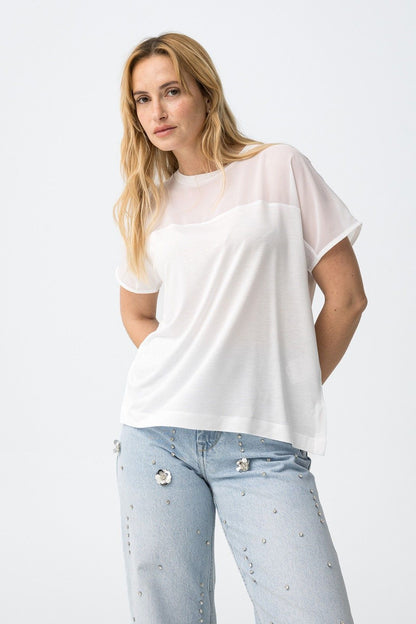 Camiseta blanca fluida con detalle de transparencia de Tiffosi.