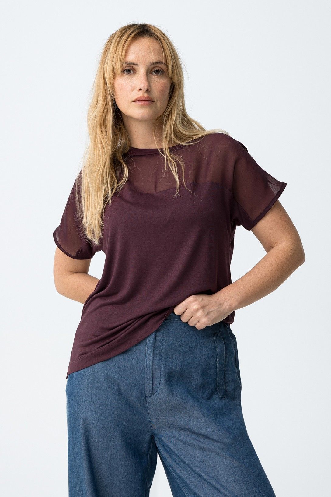 Camiseta fluida con detalle transparente de la marca Tiffosi.