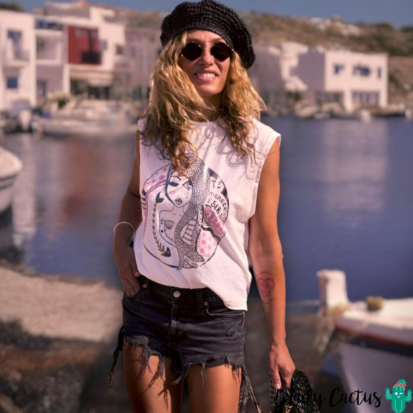 Camiseta Te Mereces Ser Feliz de Aire Retro en Lady Cactus con foil plata y positividad rebelde